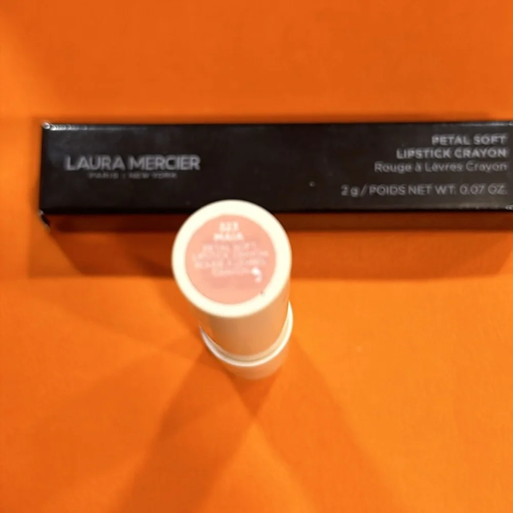 LAURA MARCIER ROUGE A LEVRES SOFT PETAL CRAYON NWT